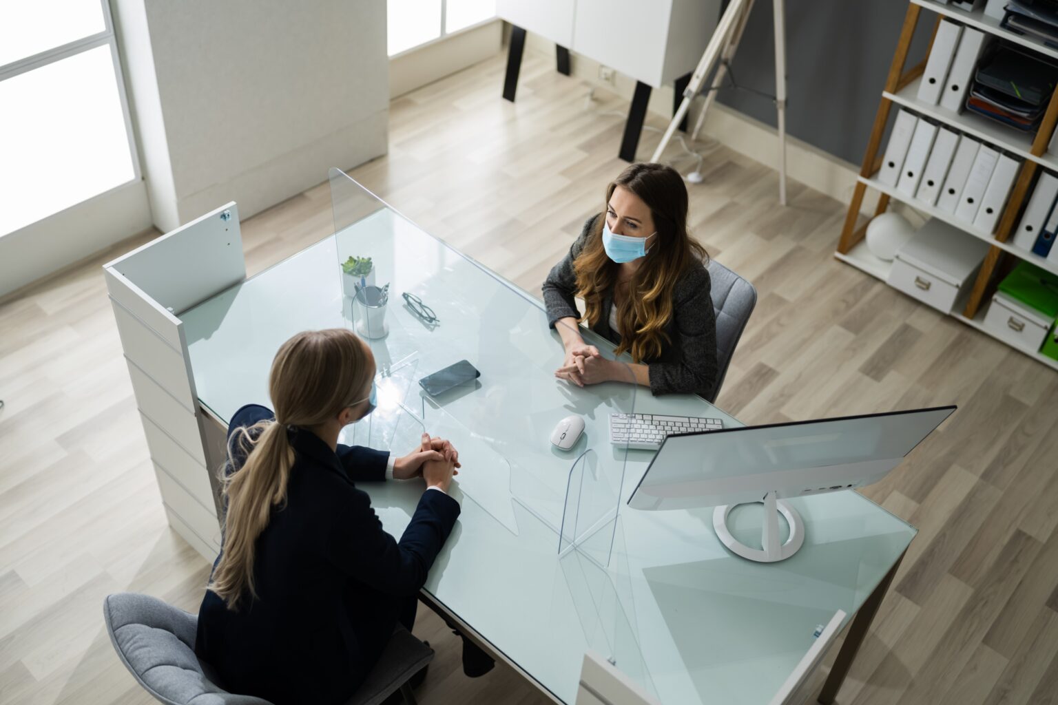 A Helyreállítási és Rezilienciaépítési Eszköz támogatja a digitális készségek előmozdítását Femaie pénzügyi tanácsadó egy női ügyféllel