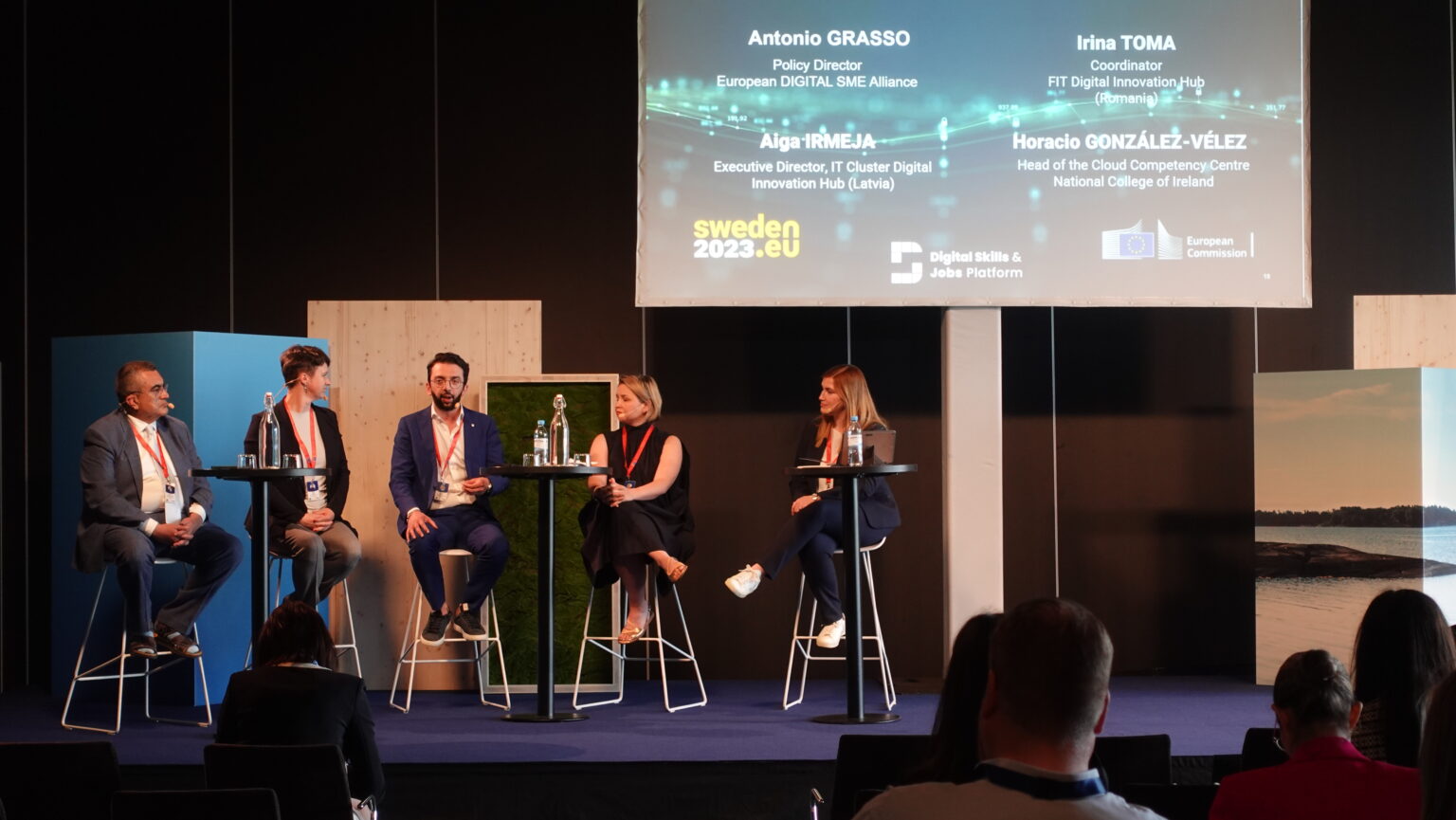 a vita során a színpadon ülő vitafórum résztvevői és moderátora