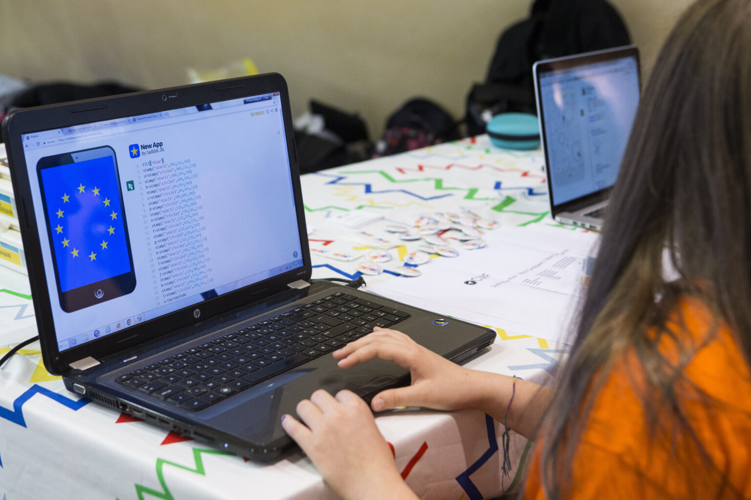 Digitális munkahelyek a nők és a fiatalok számára: pillanatkép a Görög Nemzeti Koalíció nézőpontjából Egy fiatal lány kódol egy laptopon